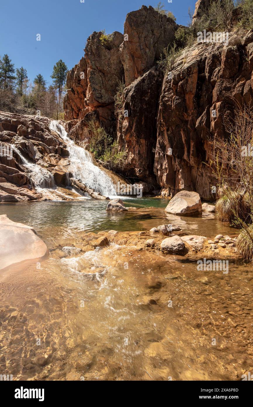 Wundervolle Wasserfälle entlang des herrlichen Water Wheel Falls Wander Trail in der Nähe von Peyson, Arizona (USA). Verführerisch, Erstaunlich, Atemberaubend, Fesselnd, Stockfoto