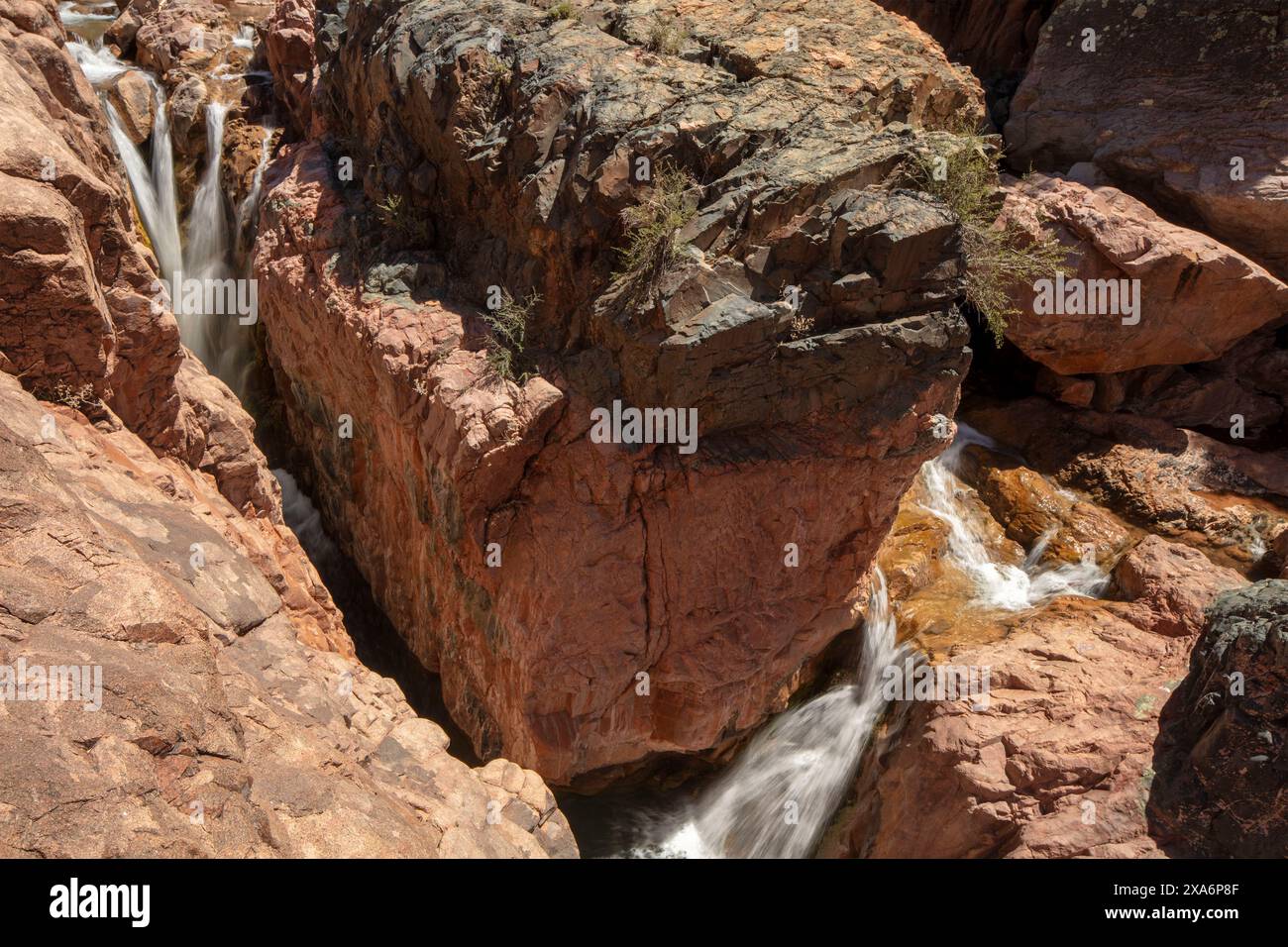 Wundervolle Wasserfälle entlang des herrlichen Water Wheel Falls Wander Trail in der Nähe von Peyson, Arizona (USA). Verführerisch, Erstaunlich, Atemberaubend, Fesselnd, Stockfoto