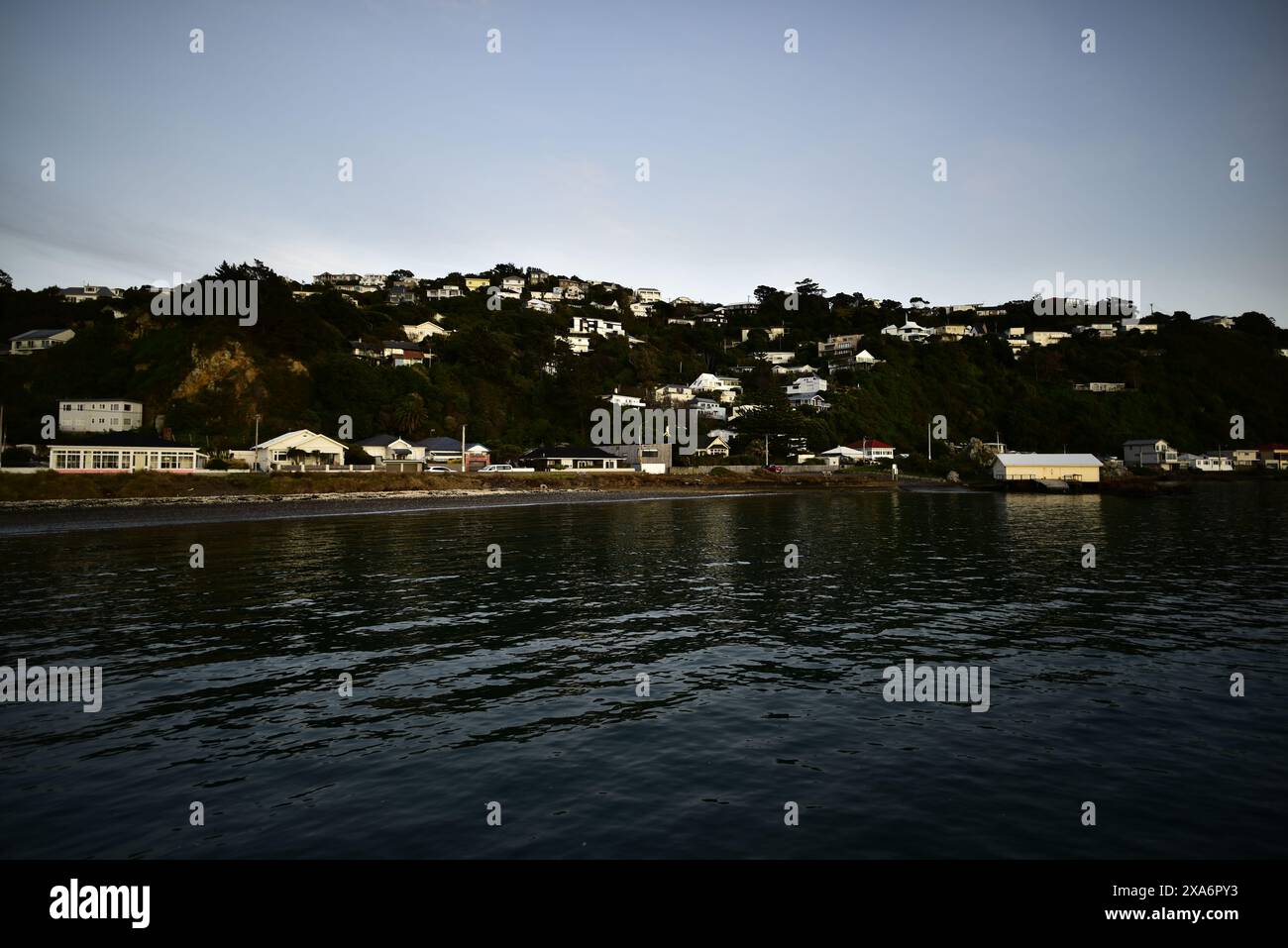 Ein Blick aus der Vogelperspektive auf die Häuser auf den Hügeln der Küste vor dem ruhigen Meer Stockfoto