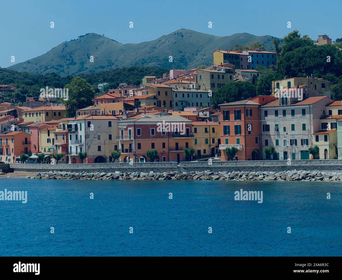 Eine Stadt auf einem Hügel am Meer mit Häusern in der Ferne Stockfoto