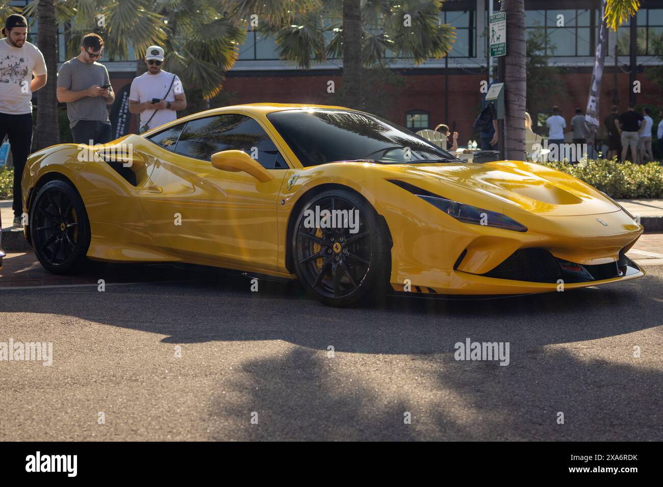 Gelber Ferrari F8 Tributo bei Cars and Coffee Car Meet Stockfoto