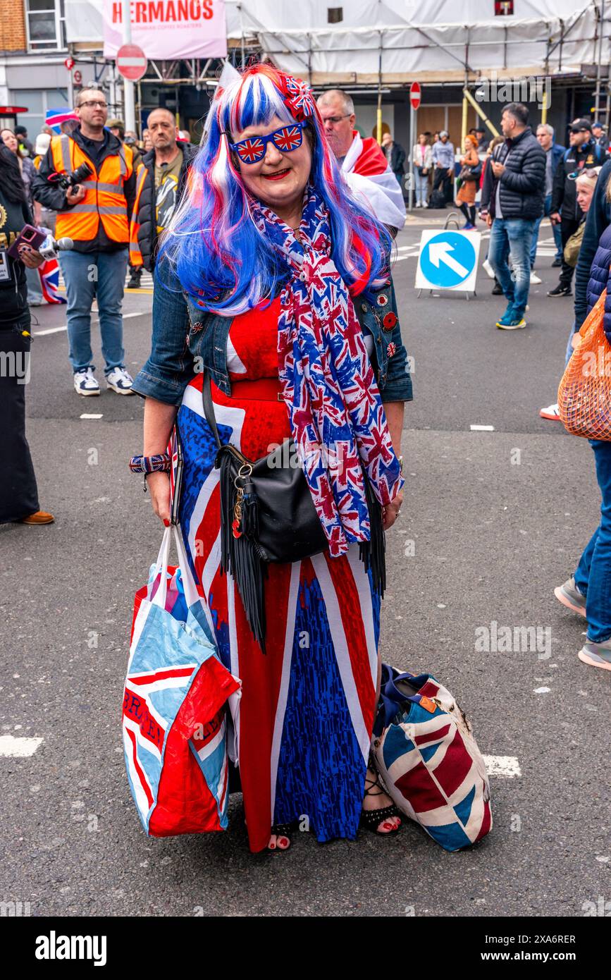 Eine Frau in einem unions-Jack-Kostüm bereitet sich auf eine Kundgebung gegen die zweistufige Polizei in London vor. Stockfoto