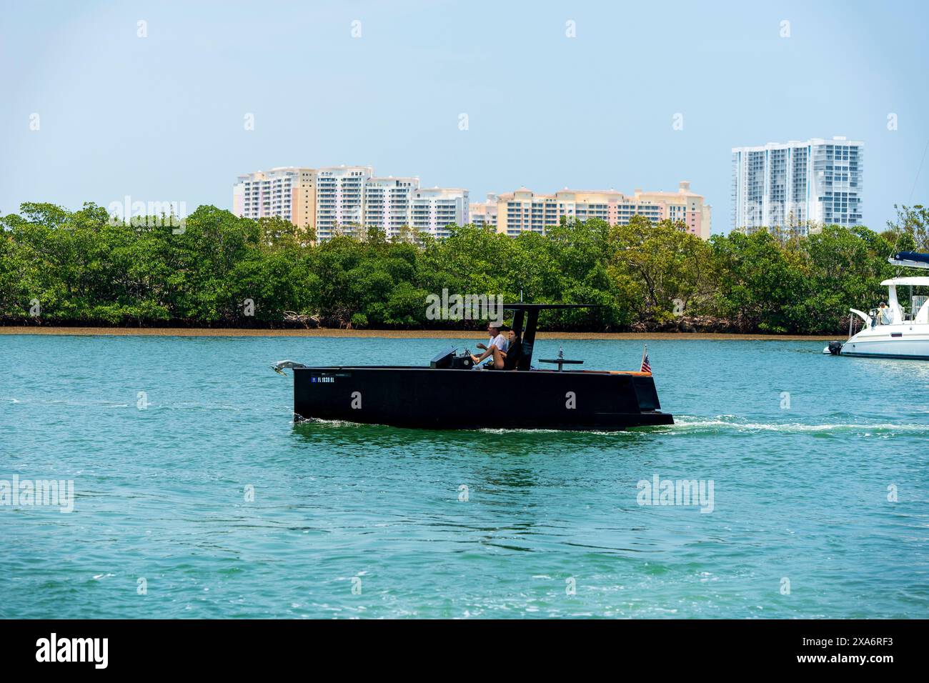 Ein kleines Motorboot im Hafen in Key Biscayne, Florida Stockfoto