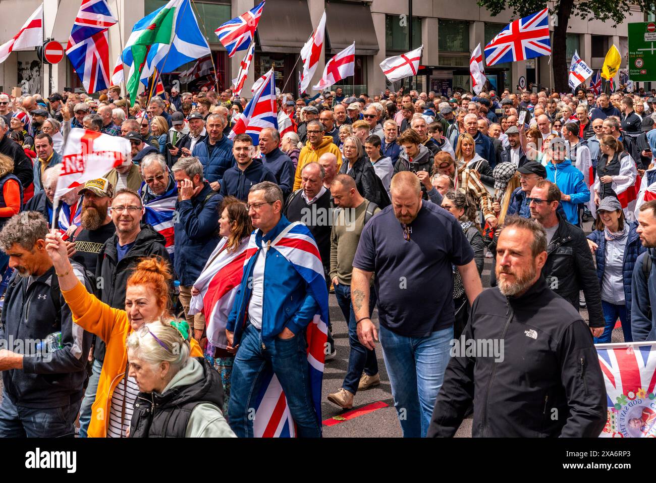 Menschen aus ganz Großbritannien nehmen an einer Kundgebung gegen zweistufige Polizeiarbeit Teil, die vom politischen Aktivisten Tommy Robinson in London organisiert wird. Stockfoto