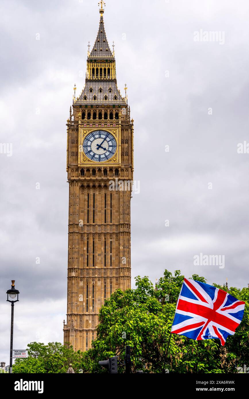 Eine Union Flag (auch bekannt als Union Jack) fliegt neben Big Ben (auch bekannt als Queen Elizabeth Tower) Westminster, London, Großbritannien. Stockfoto