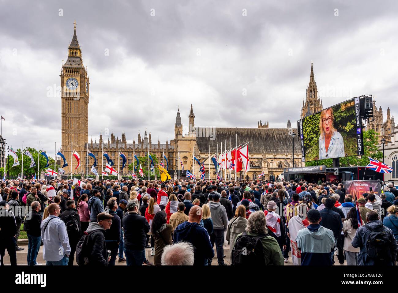 Auf dem Parliament Square versammeln sich Menschenmassen, um Reden der politischen Aktivisten Katie Hopkins und anderer nach Einer Kundgebung gegen 2 Tier Poliing in London, Großbritannien, zu hören. Stockfoto