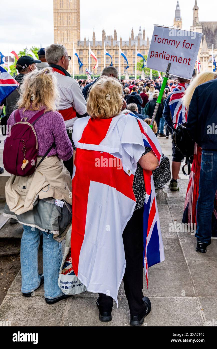 Die Menschenmassen treffen sich auf dem Parliament Square, um die Reden von Tommy Robinson und anderen Rednern nach Einer Kundgebung gegen Two Tier Poliing in London, Großbritannien, zu hören. Stockfoto