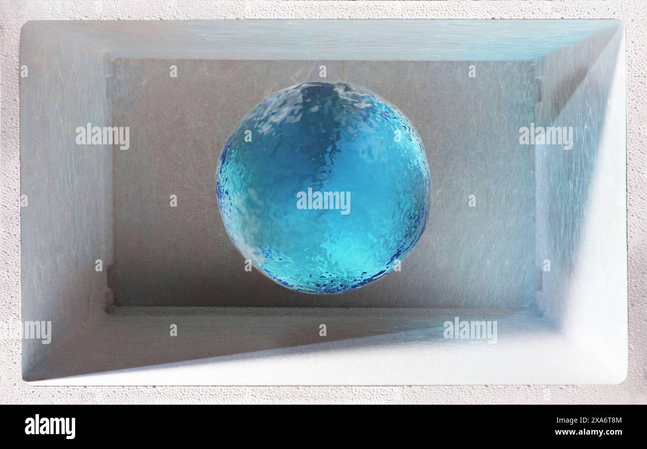 Eine Wasserkugel, die in einem durchsichtigen Behälter schwimmt Stockfoto