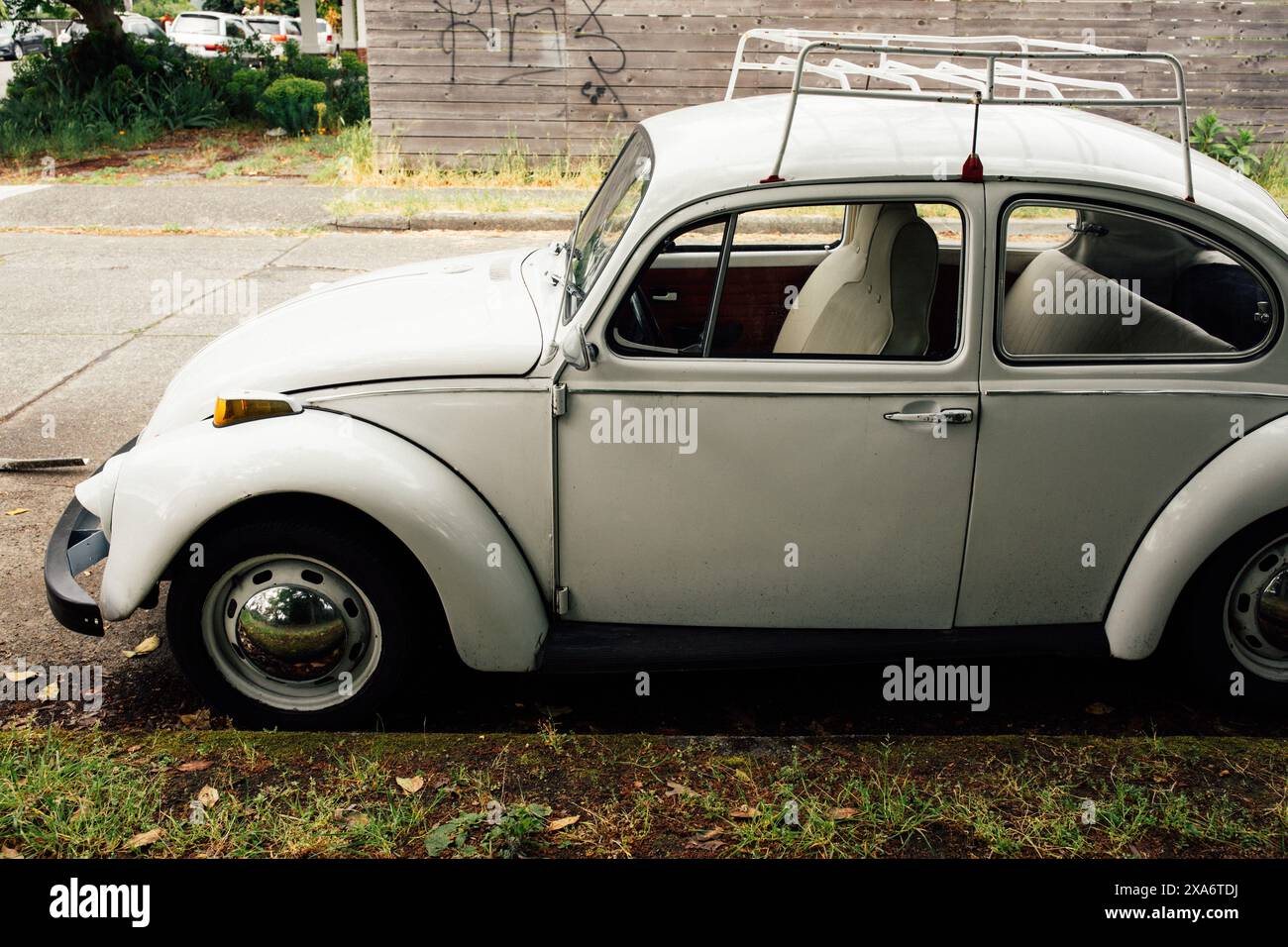 Alter weißer VW-Käfer aus den 1970er Jahren mit Gepäckablage oben Stockfoto