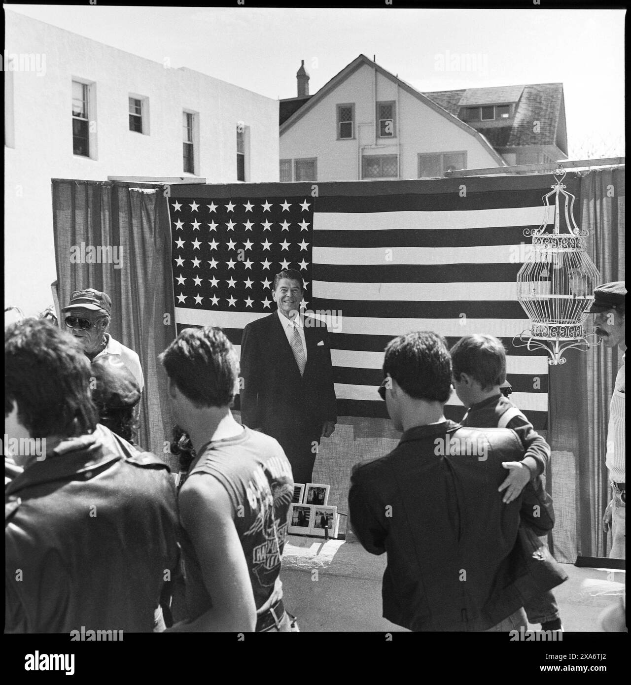 Pappfigur von Präsident Ronald Reagan vor amerikanischer Flagge während der Daytona Bike Week in Daytona Beach, Florida USA am 15.3.1985 *** Pappfigur von Präsident Ronald Reagan vor amerikanischer Flagge während der Daytona Bike Week in Daytona Beach, Florida USA am 15 3 1985 Stockfoto