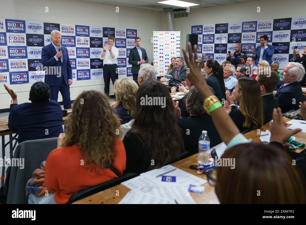 Präsident Joe Biden und Joe Kennedy III. Halten während einer Canvas-Kickoff-Veranstaltung im Martin Luther King Recreation Center in Philadelphia, Pennsylvania, am 18. April 2024 eine Rede. (David Lienemann/Biden Des Präsidenten) Stockfoto