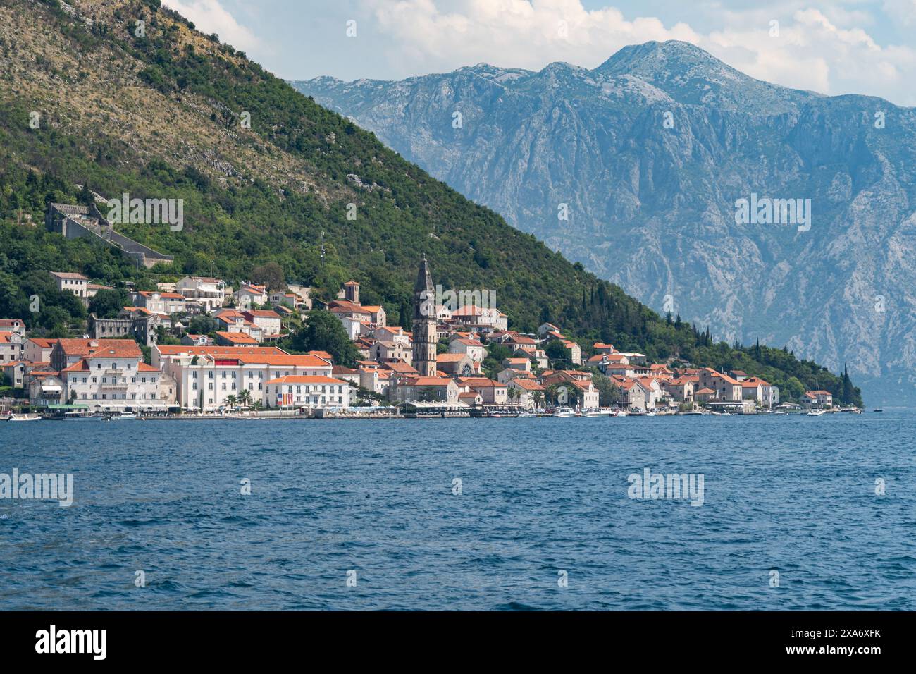 Die malerische kleine Stadt Perast liegt am Ufer der Kotor Bay, umgeben von atemberaubenden Bergen, Montenegro Stockfoto