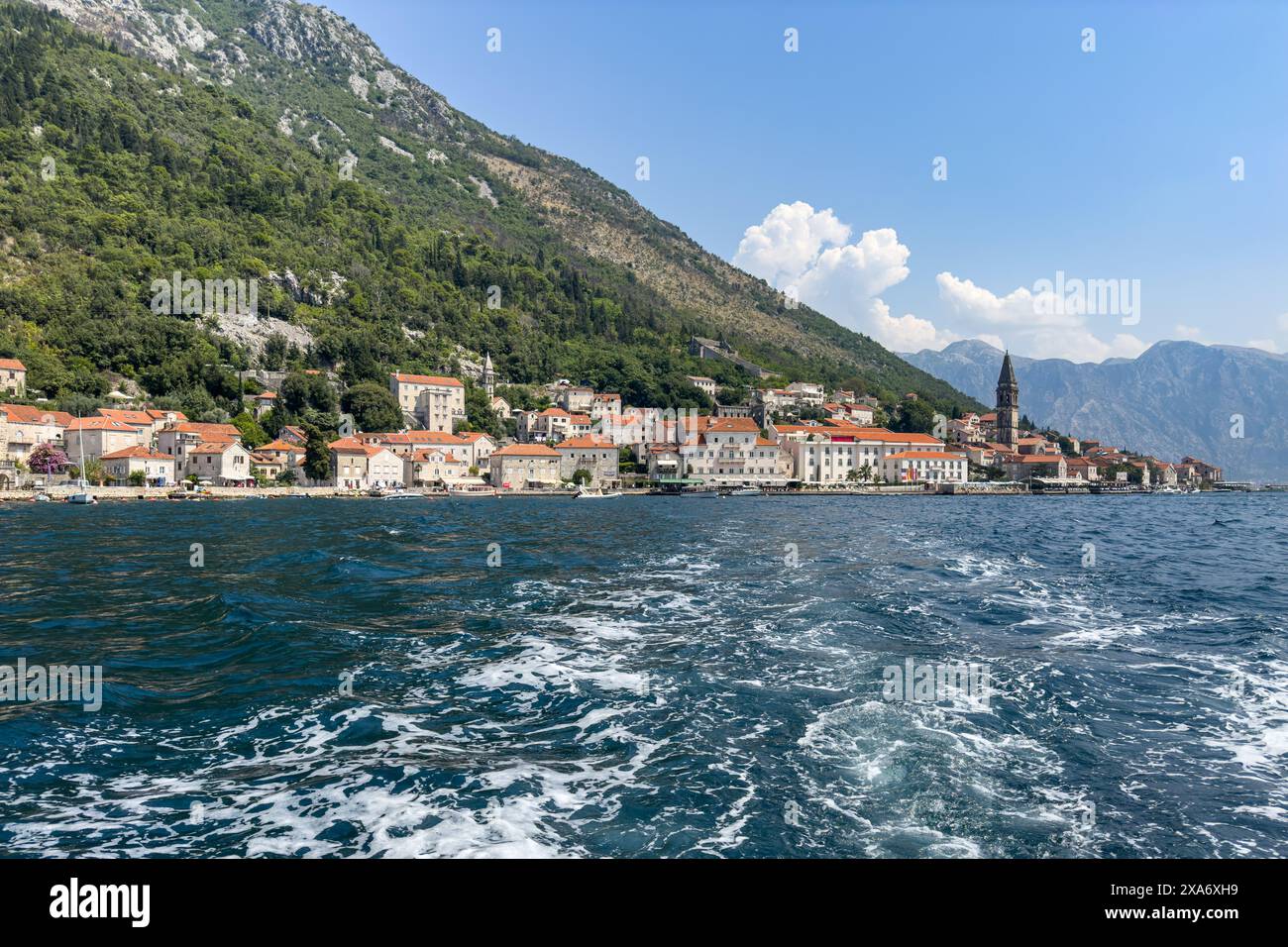 Die malerische kleine Stadt Perast liegt am Ufer der Kotor Bay, umgeben von atemberaubenden Bergen, Montenegro Stockfoto