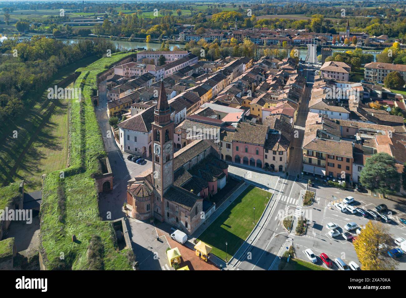 Pizzighettone aus der Vogelperspektive, eine malerische kleine Stadt am Fluss Addar in der Provinz Cremona, Lombardei, Italien Stockfoto