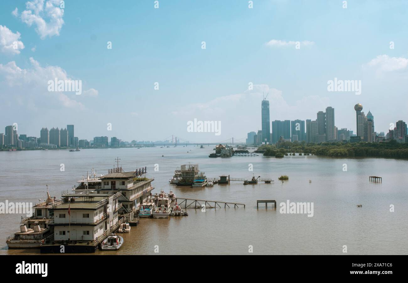 Während der Hochwassersaison in Wuhan tauchte das aufsteigende Flusswasser die Parks und Docks am Strand des Yangtze River unter. Stockfoto
