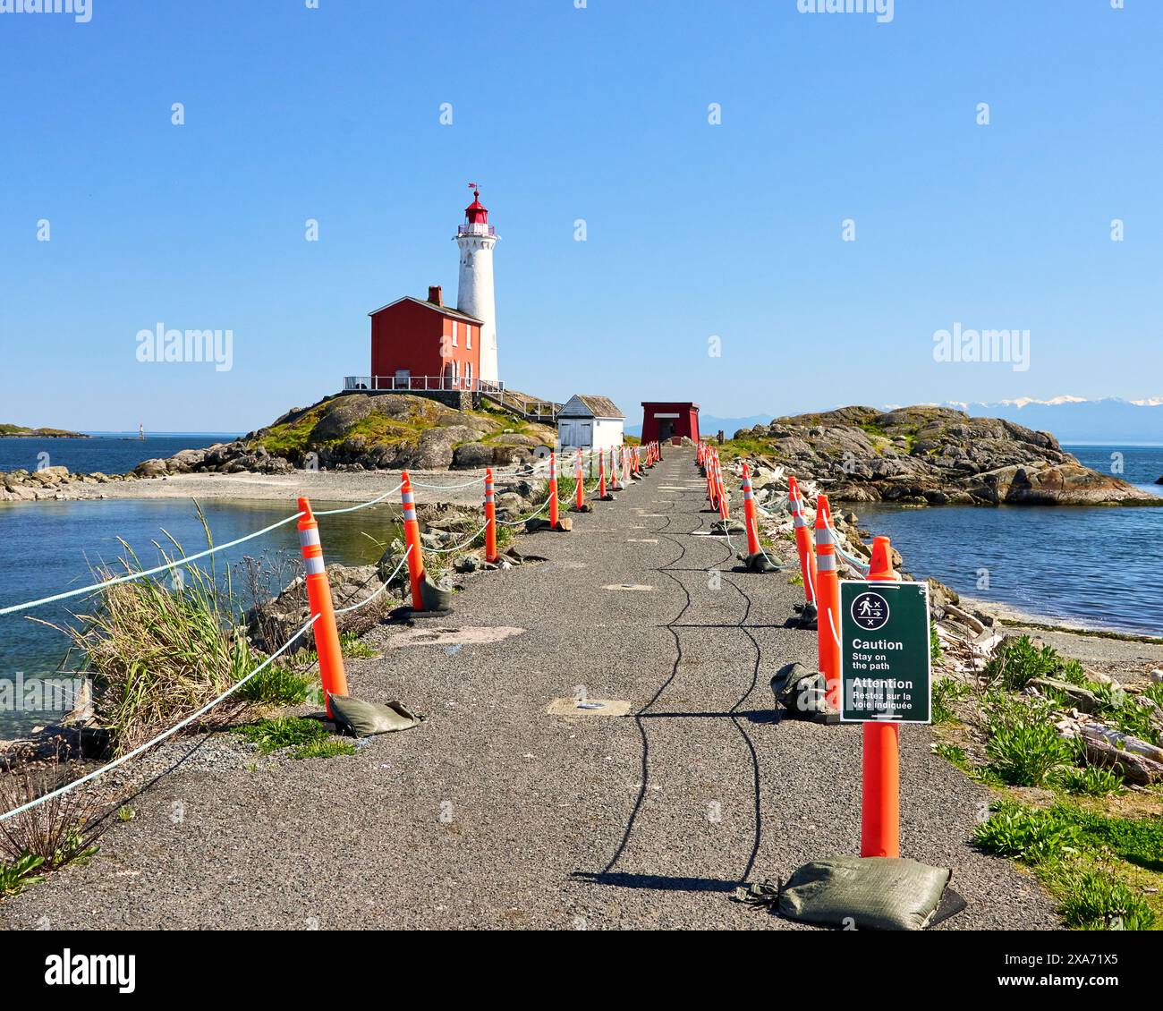 Der Damm zu einem Touristenziel, dem historischen Fisgard Lighthouse. Stockfoto