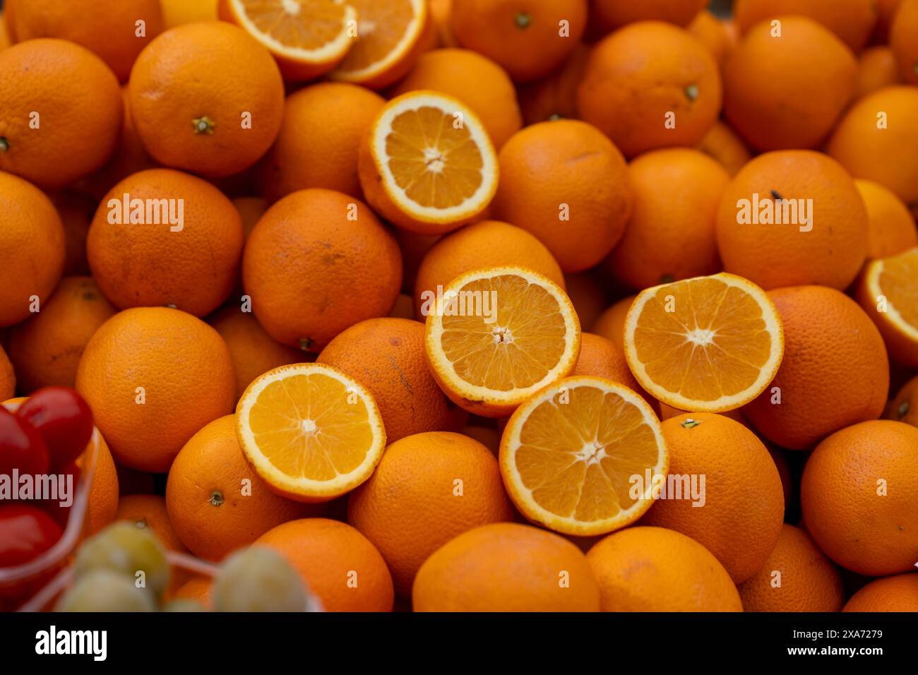 Ein malerischer Blick auf geschnittene Orangen auf einem Stapel Stockfoto