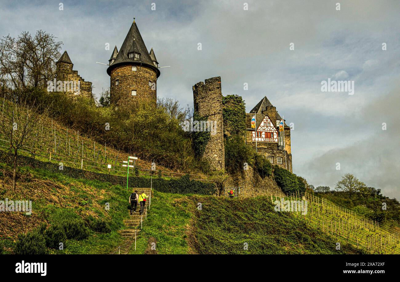 Wanderer auf dem Stadtmauerweg in Bacharach, Schloss Stahleck im Hintergrund, Oberes Mittelrheintal, Rheinland-Pfalz, Deutschland Stockfoto