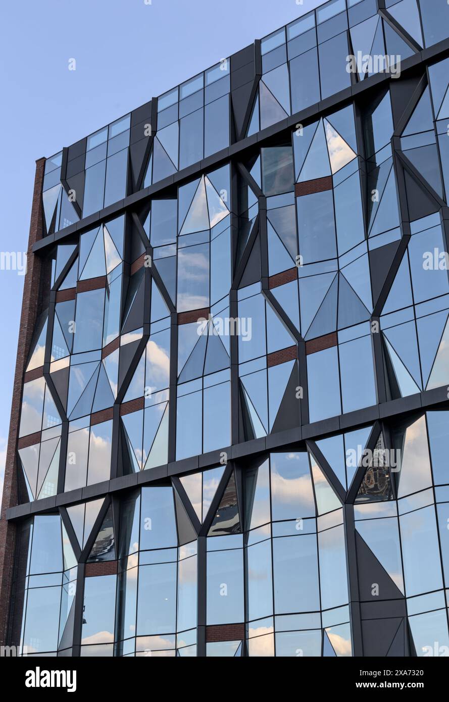 Einzigartiges reflektierendes Glasgebäude (moderne Architektur reflektiert den Himmel) brooklyn abstrakter Turm in Dumbo (Fenster, Hochhaus, Wolkenkratzer, kalter Stil Stockfoto