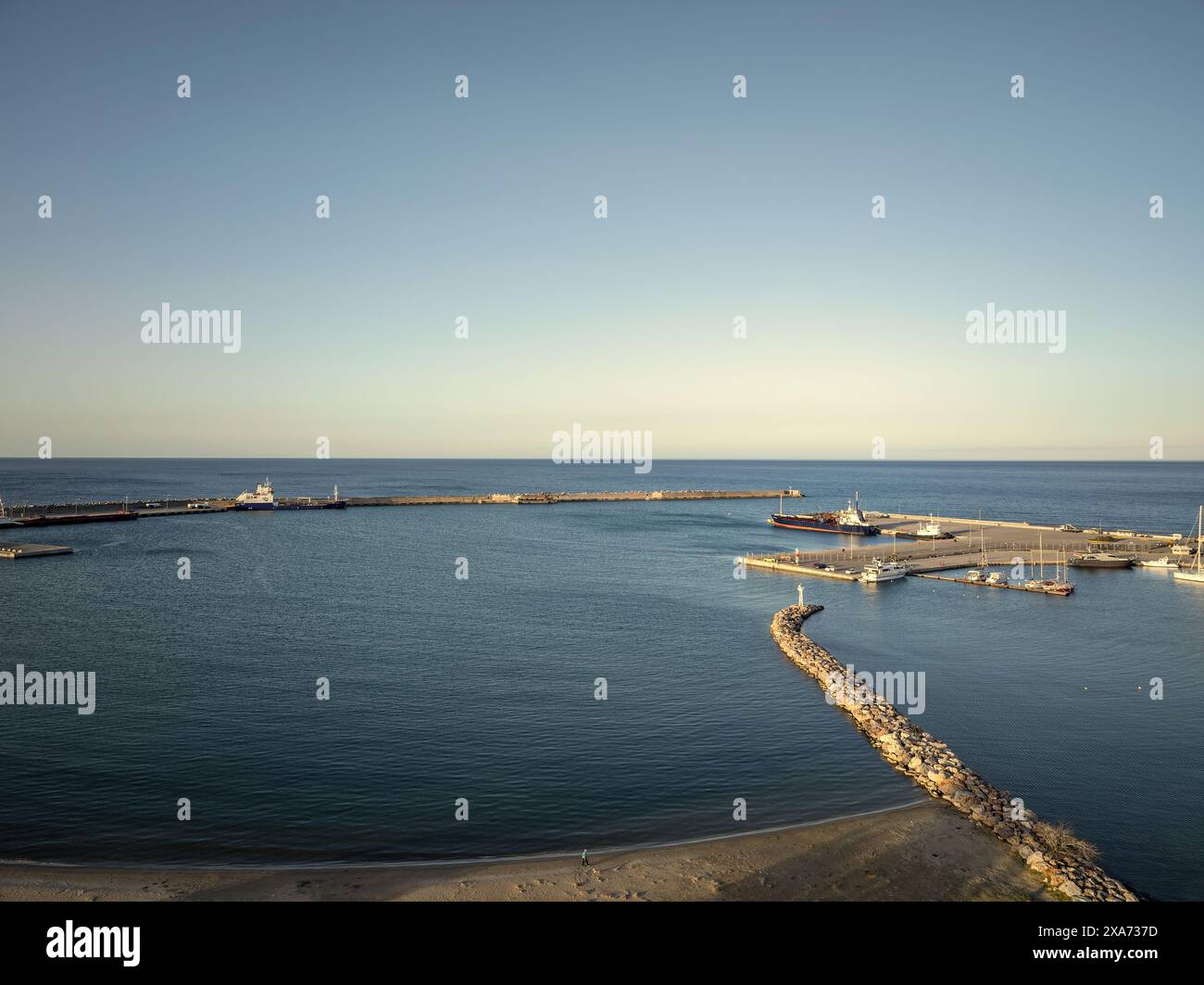 Boote, die am Wasserrand angedockt sind Stockfoto