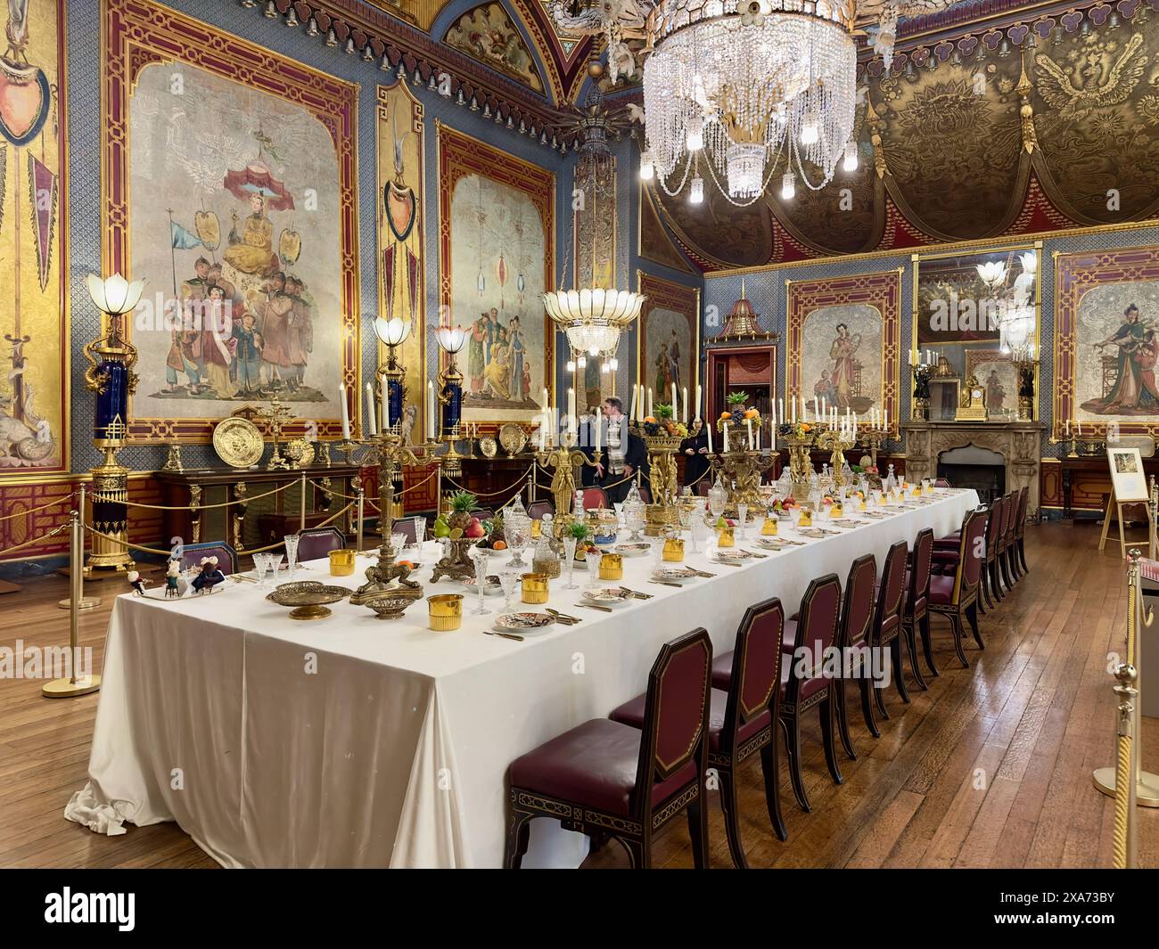 Elegantes Esszimmer mit Tisch und Stühlen für ein Paar Stockfoto