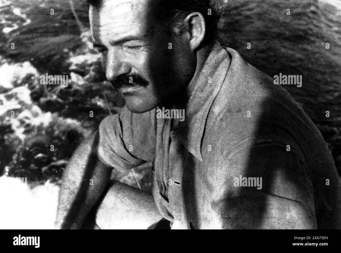 Nahaufnahme von Ernest Hemingway an Bord der Pilar, 1930er Kennedy Library Stockfoto