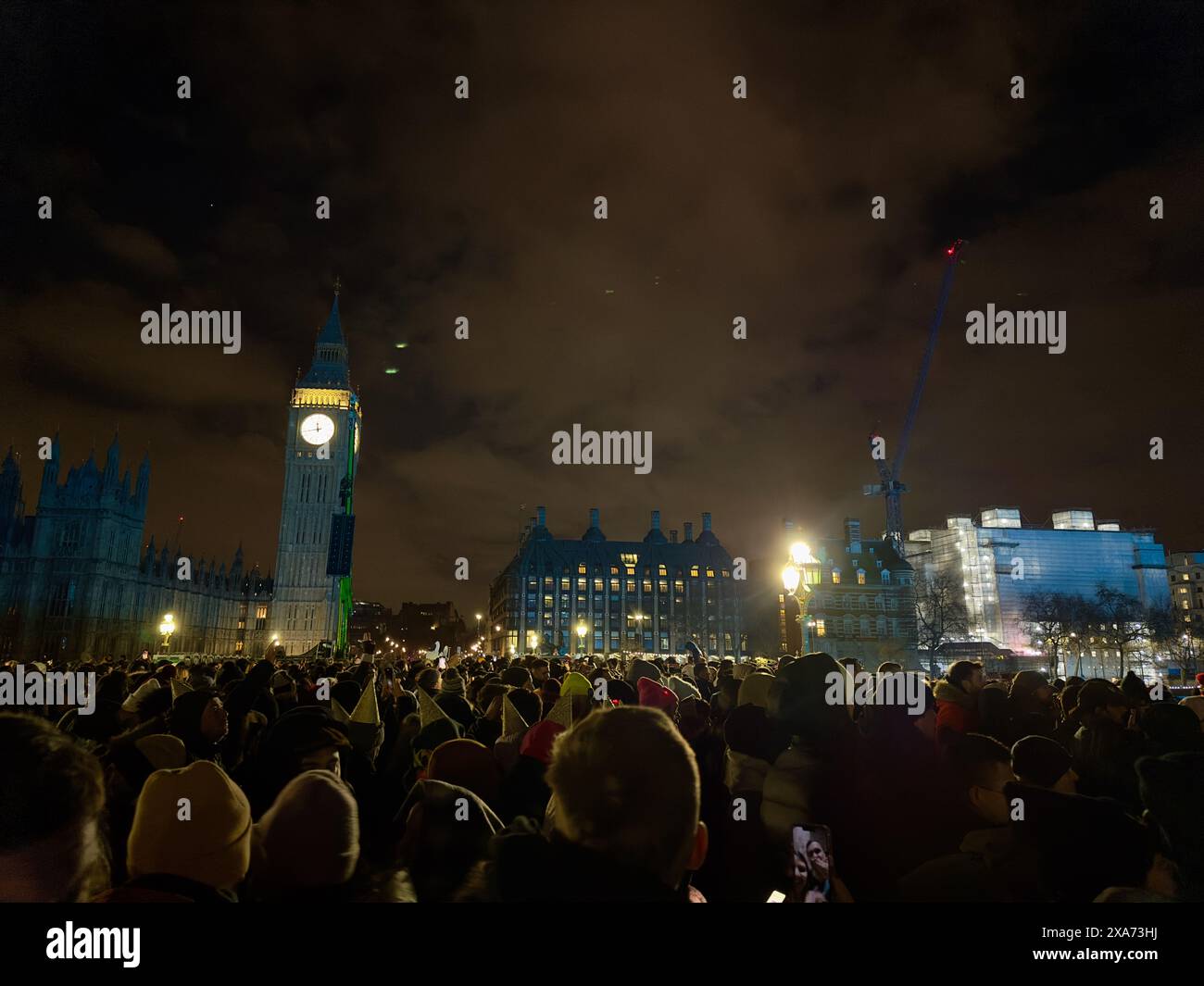 Menschenmenge in der Nähe von Big Ben mit dem untergehenden Mond im Hintergrund Stockfoto