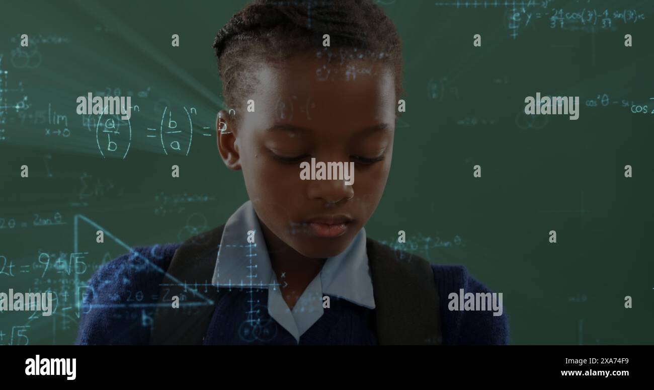Bild eines afroamerikanischen Schulmädchens, das mit Tafel auf dem Hintergrund steht Stockfoto