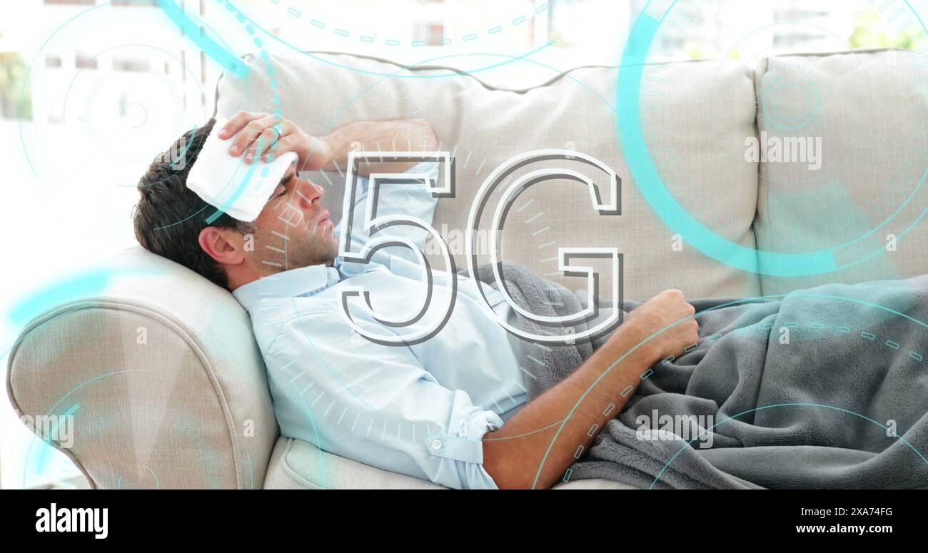 Bild von 5G-Text mit Kreisen und Oszilloskreisen, die über kranken Mann im Hintergrund auf Sofa liegen Stockfoto