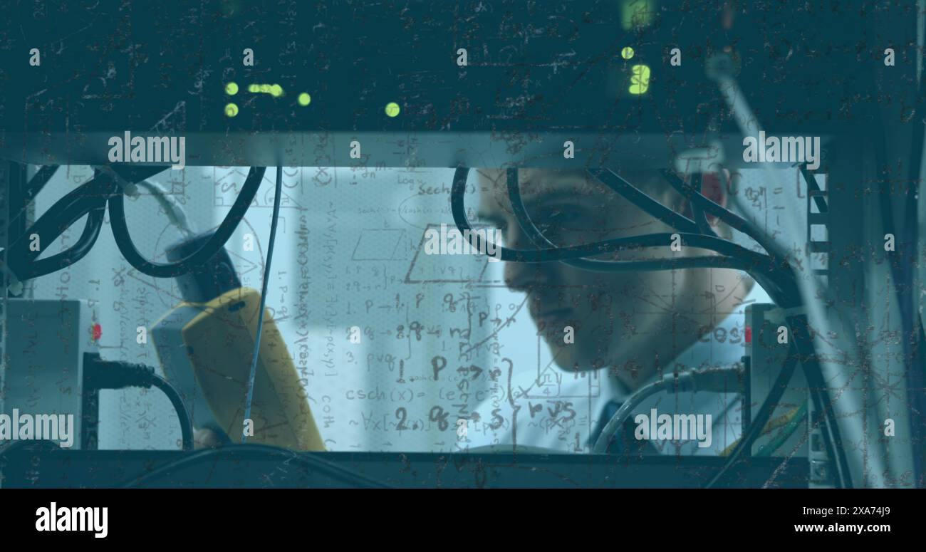 Bild mathematischer Formeln über männlichen Ingenieur, der im Technikraum arbeitet Stockfoto