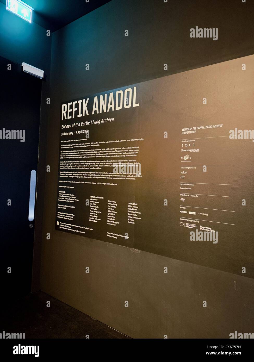 Monochrome Wand mit Text in schwach beleuchtetem Raum Stockfoto