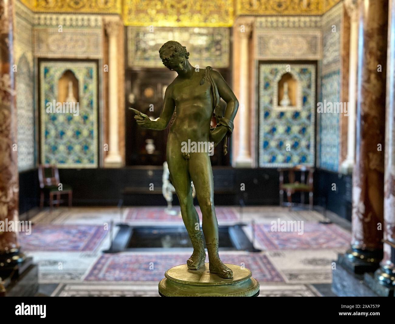 Alte Bronzestatue in der Mitte des Zimmers Stockfoto