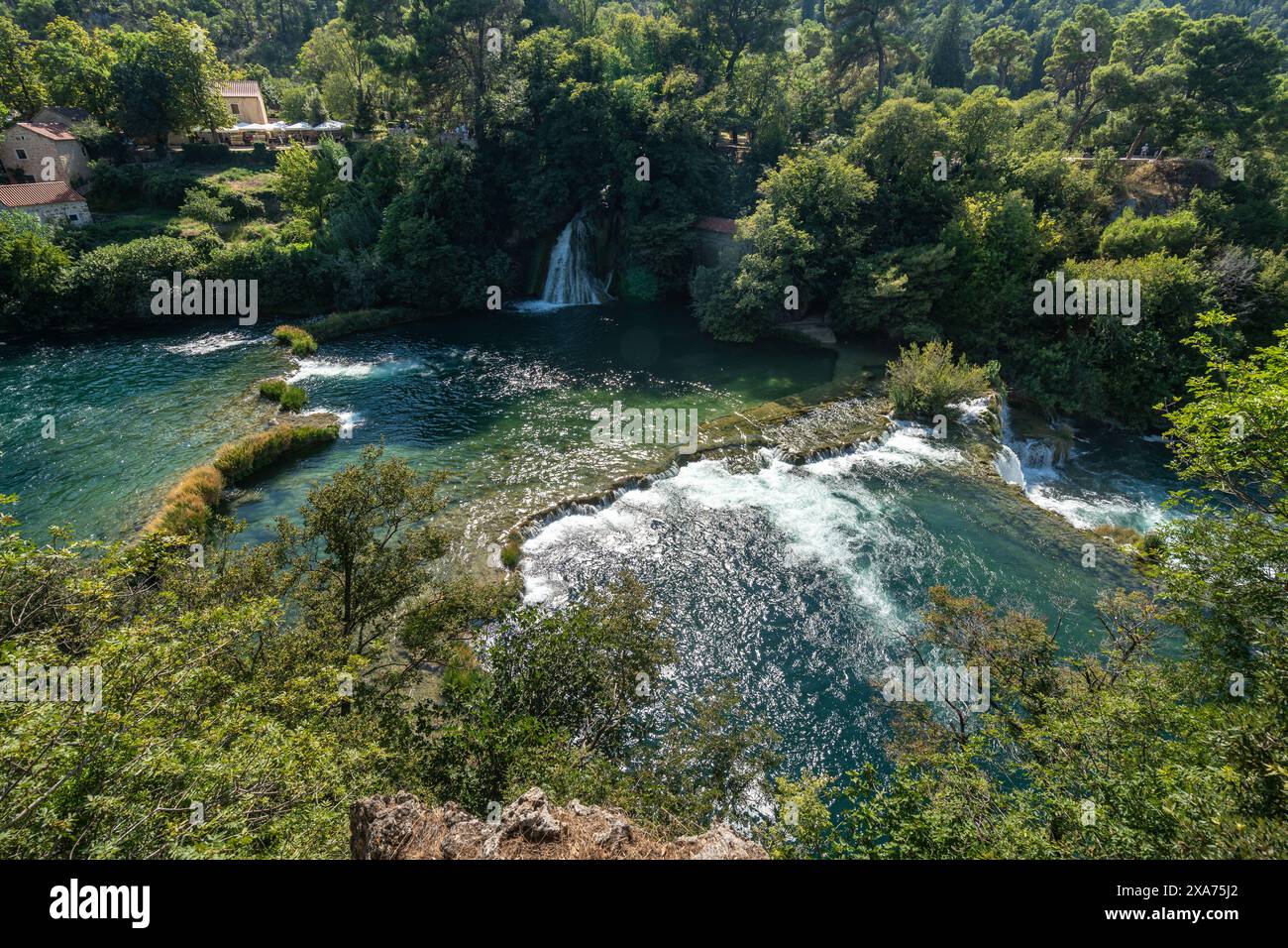 Der Krka-Fluss schlängelt sich anmutig durch einen lebendigen Wald im Krka-Nationalpark, Kroatien Stockfoto