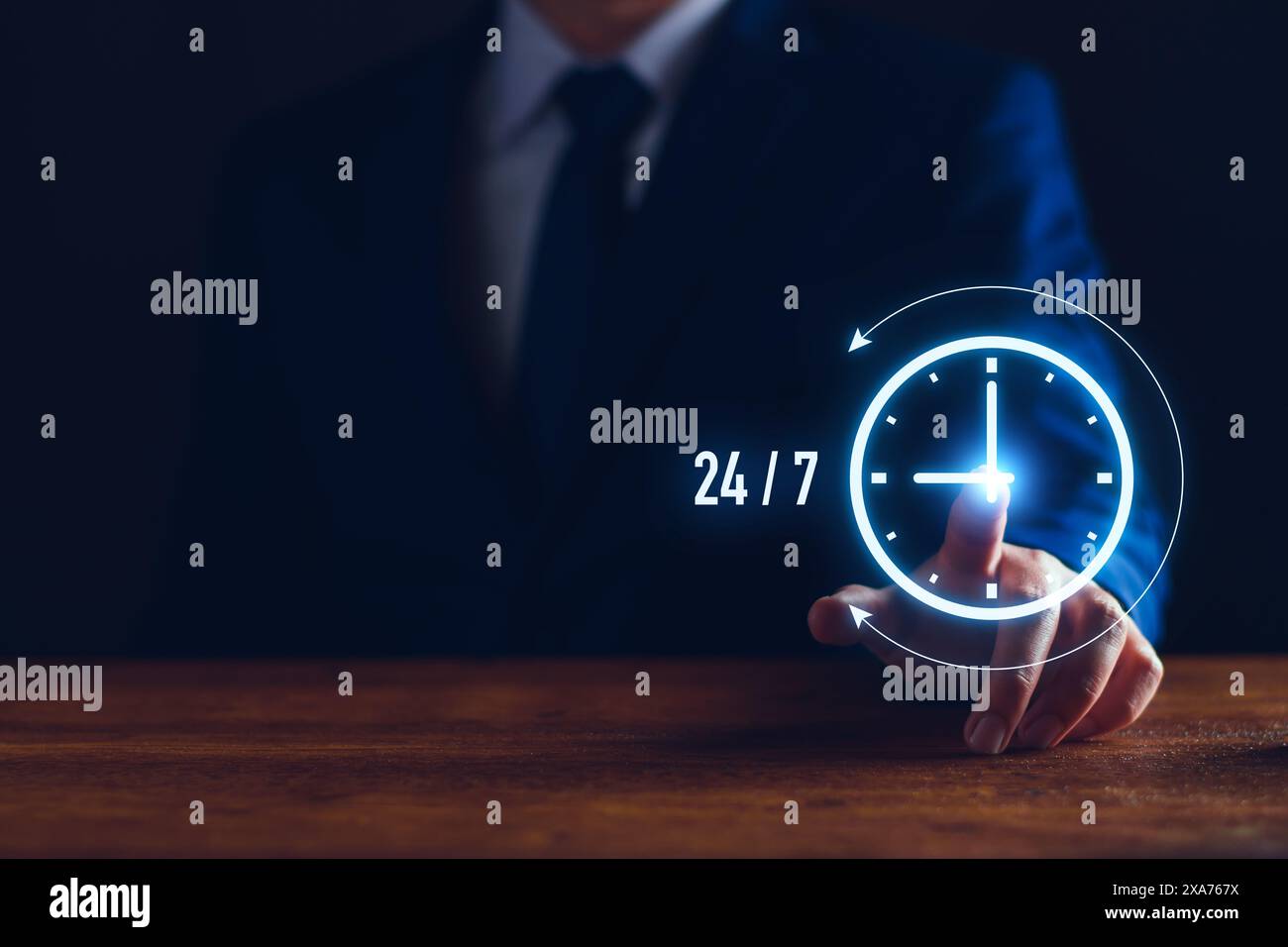 Nonstop-Servicekonzept. Geschäftsmann-Show virtuell 24-7 mit Uhr für weltweiten Nonstop- und Vollzeitkontakt des Kundenservicekonzepts. d Stockfoto