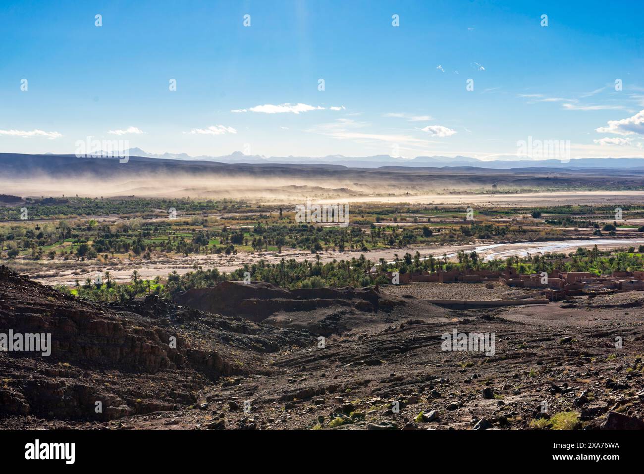Nordafrika, Marokko, Provinz Ouarzazate, starker Wind weht Sand über die Landschaft Stockfoto