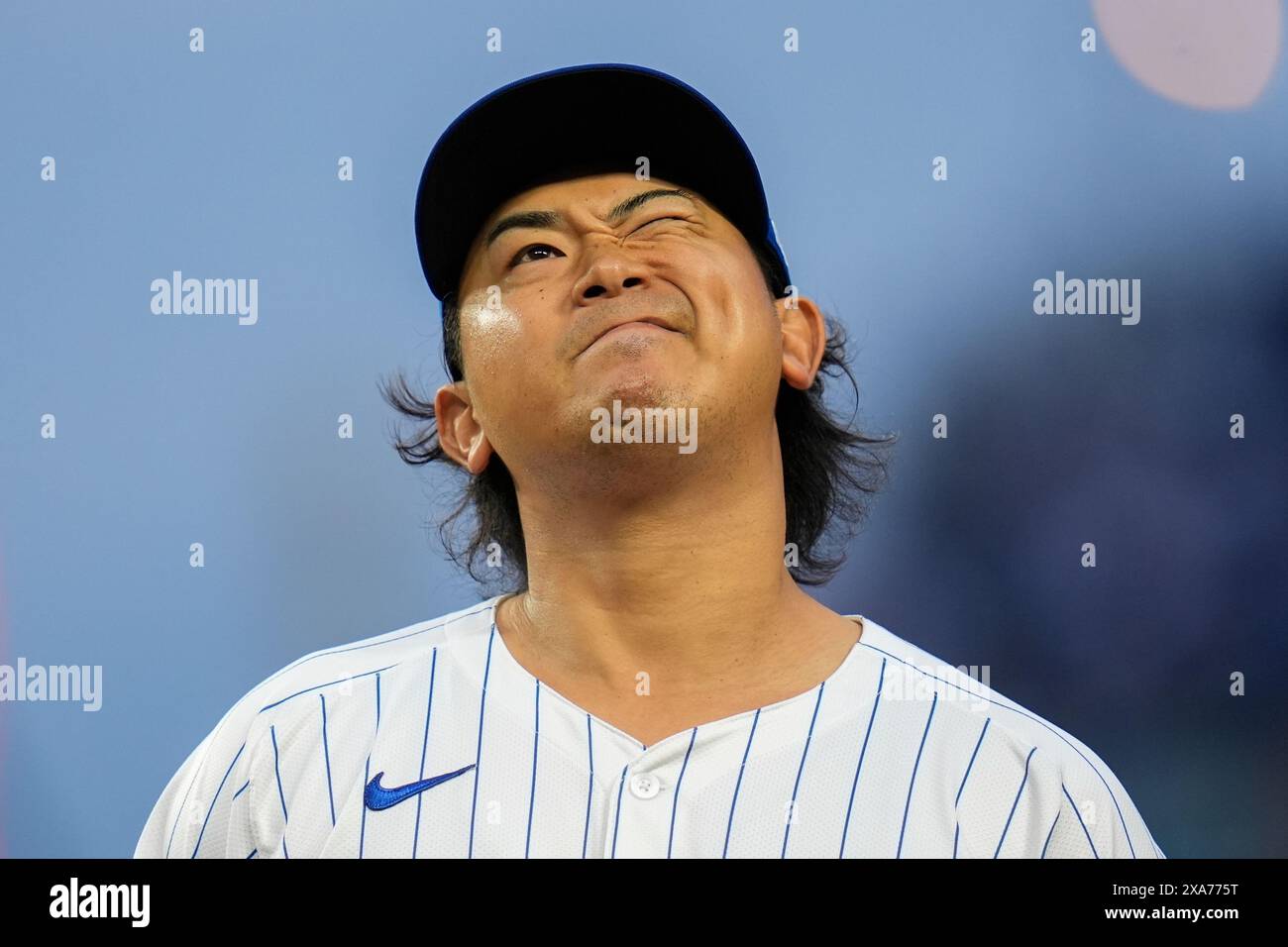 Chicago Cubs starting pitcher Shota Imanaga reacts after tossing the ball to first baseman Michael Busch too late to catch Chicago White Sox's Lenyn Sosa during the second inning of a baseball game Tuesday, June 4, 2024, in Chicago. (AP Photo/Erin Hooley) Stockfoto