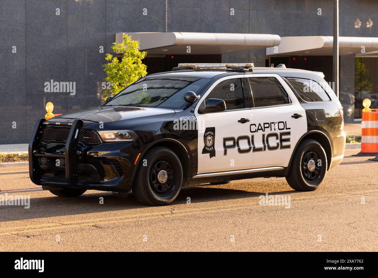 Jackson, Mississippi, USA – 23. April 2024: Ein Kreuzfahrtschiff der Capitol Police patrouilliert durch die Straßen der Innenstadt von Jackson. Stockfoto