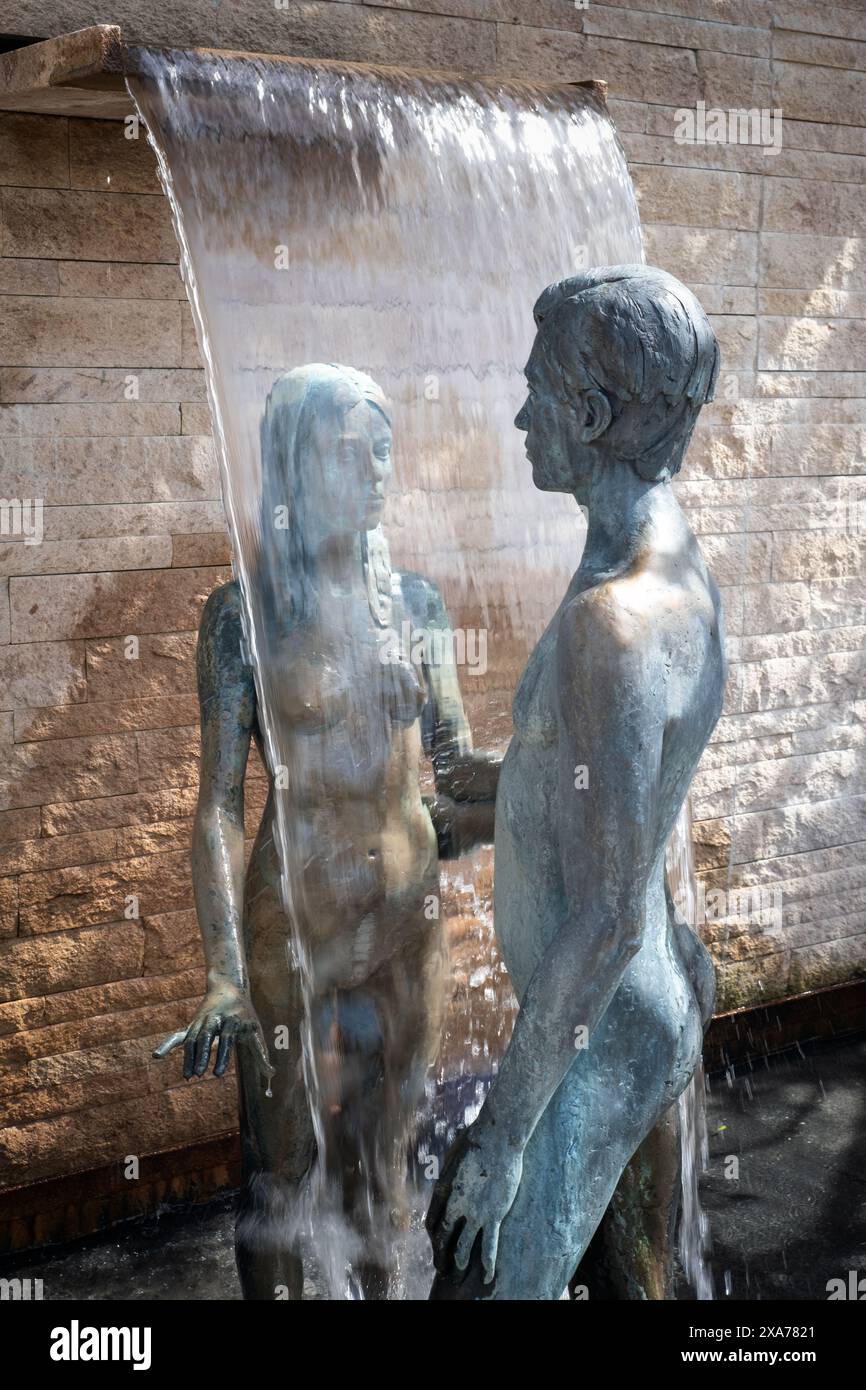 Brunnen Statuen im Garten für Liebhaber in den Gärten von Schloss Trauttmansdorff, Meran, Südtirol, Italien, Europa Stockfoto
