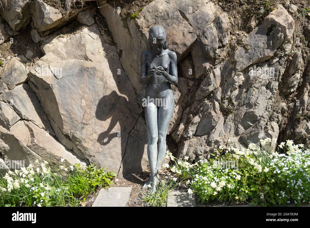 Frauenstatue im Garten für Liebhaber in den Gärten von Schloss Trauttmansdorff, Meran, Südtirol, Italien, Europa Stockfoto