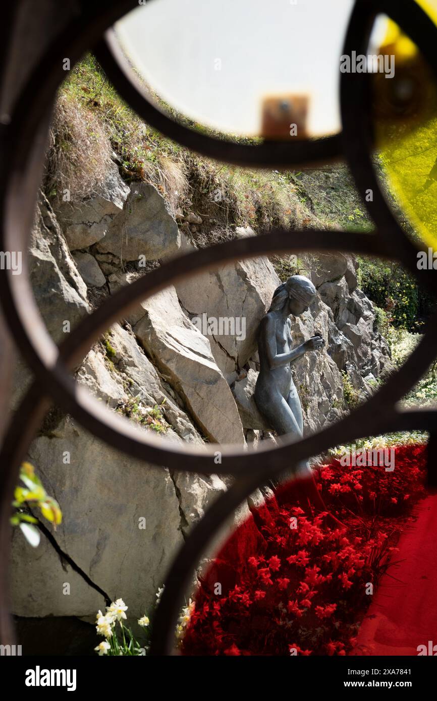 Frauenstatue im Garten für Liebhaber in den Gärten von Schloss Trauttmansdorff, Meran, Südtirol, Italien, Europa Stockfoto