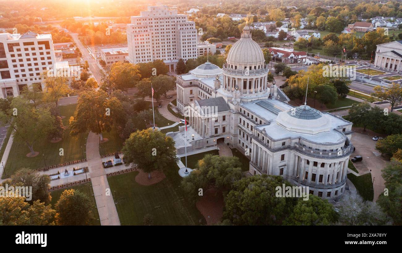 Jackson, Mississippi, USA - 23. April 2024: Das historische Kapitol und die Gebäude der Skyline von Jackson werden von Sonnenuntergang beleuchtet. Stockfoto