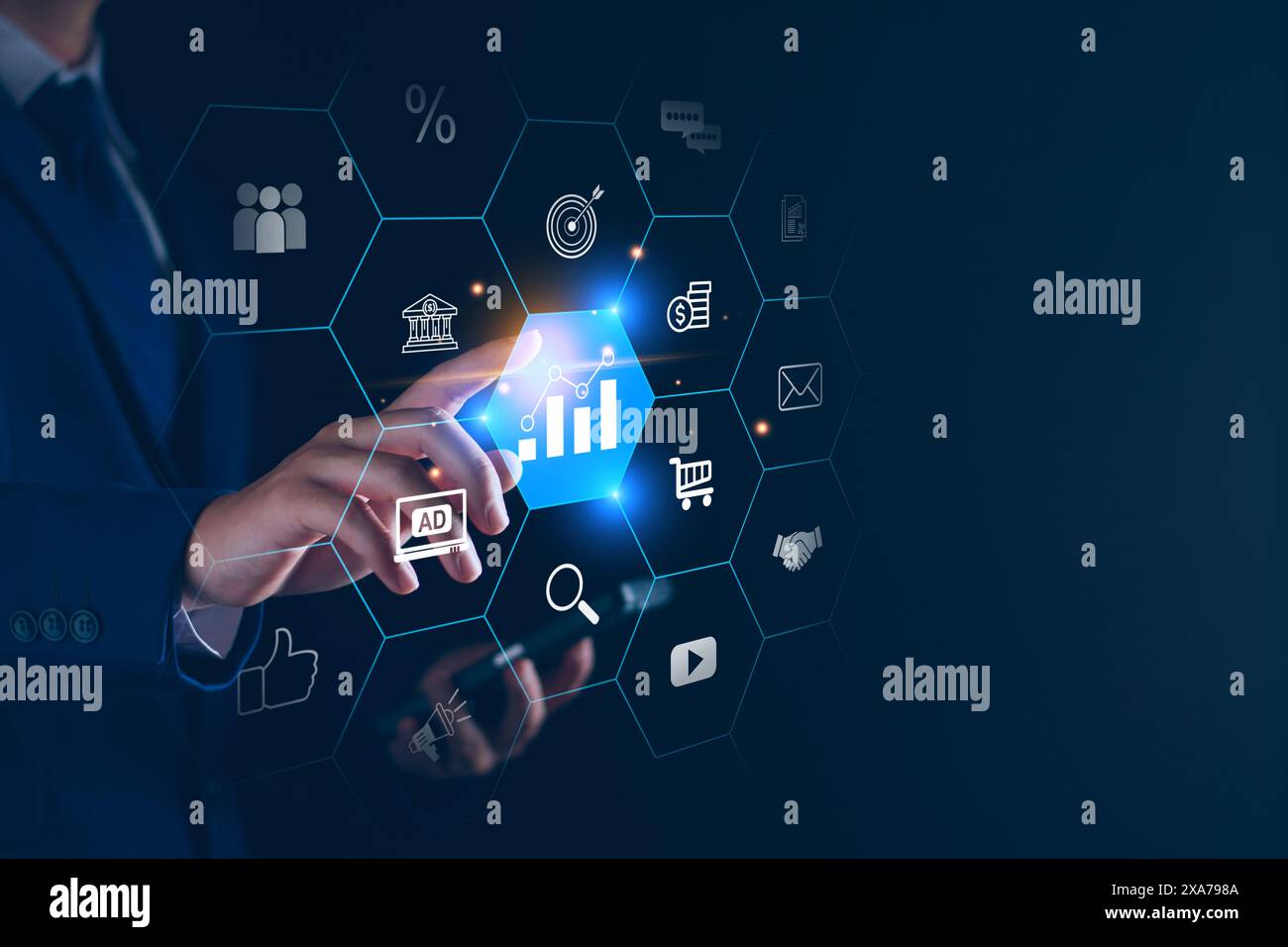 Geschäftsstrategie für digitales Marketing. Geschäftsmann plant zukünftiges Marketing, analysiert Daten zur Kundenpopularität, neue Online-Werbung, intelligentes Trading Stockfoto