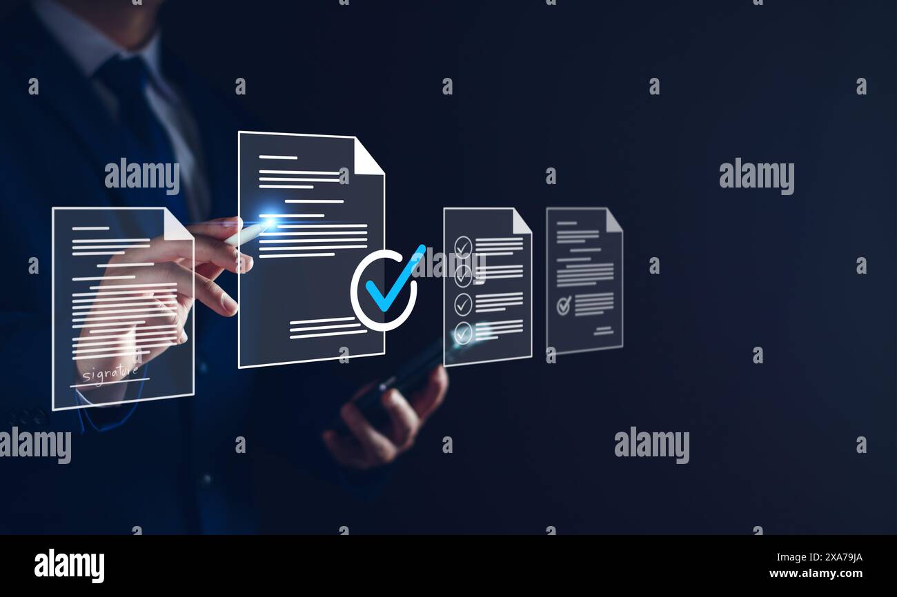 Digitaler Online-Geschäftsvertrag und elektronische Signatur mit e-Document-Konzept, Geschäftsmann verwenden Stiftzyklus auf der Verwaltung digitaler Dokumente Stockfoto