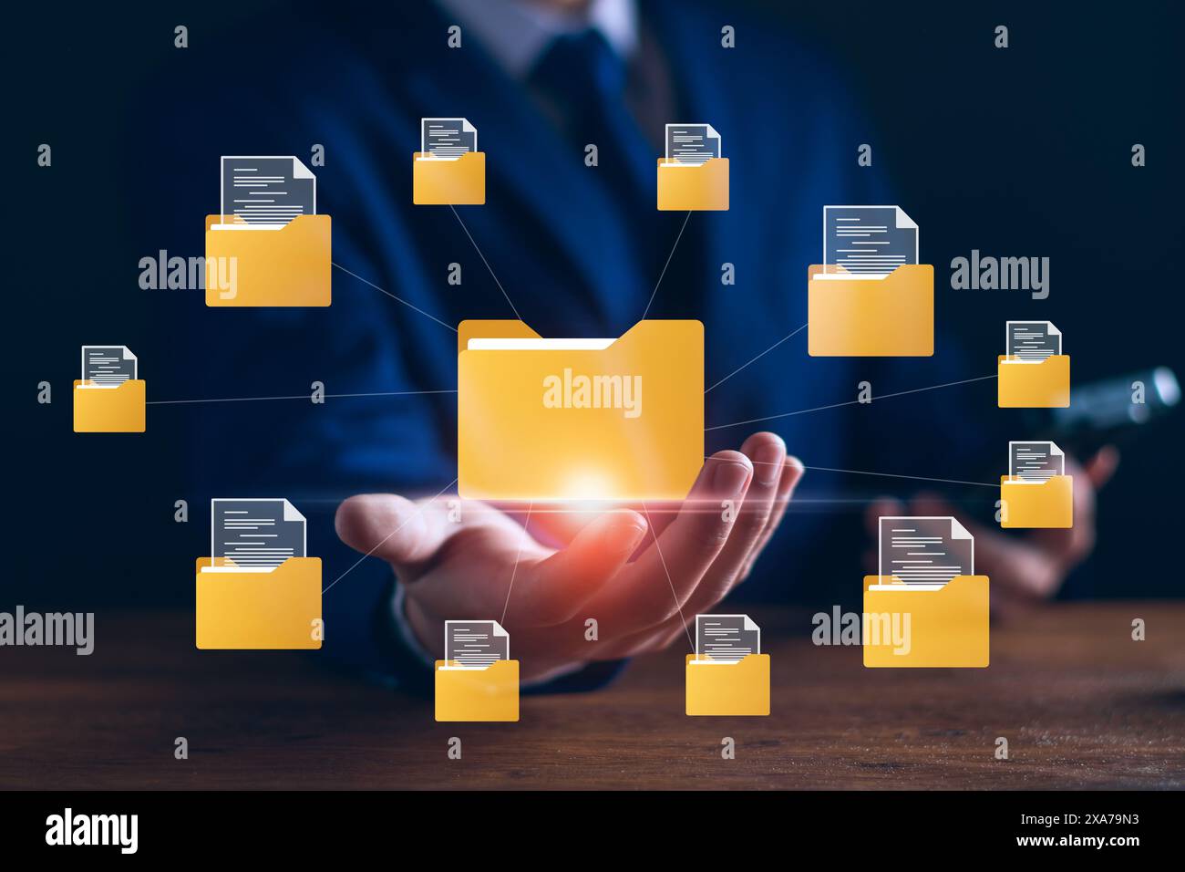 Dokumentenmanagement digitales Dokumentenmanagement papierloses Bedienkonzept, Geschäftsmann hält E-Dokument in der Hand und nutzt Technologie, um Dokumente online zu organisieren Stockfoto