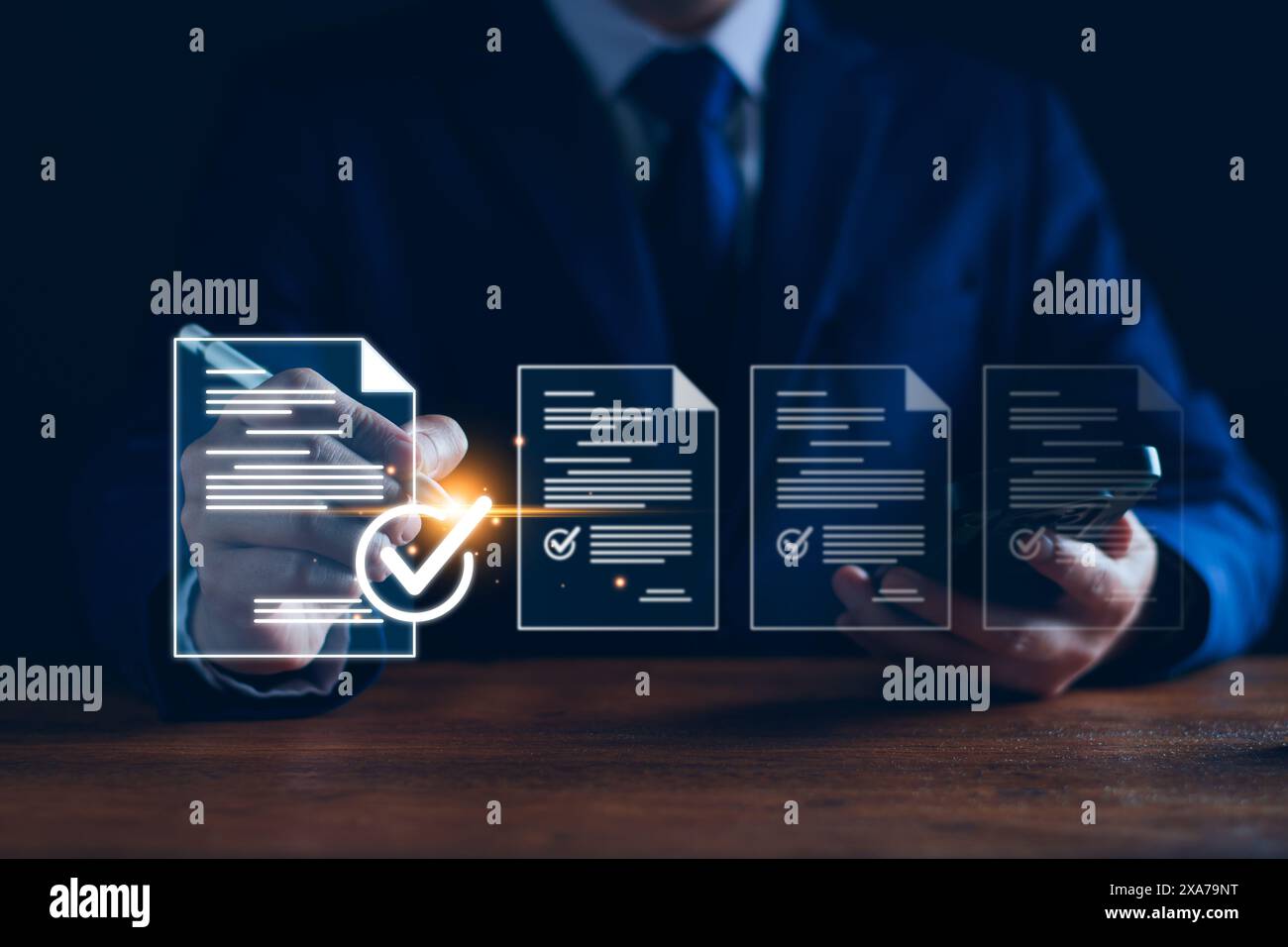 Digitaler Online-Geschäftsvertrag und elektronische Signatur mit e-Document-Konzept, Geschäftsmann verwenden Stiftzyklus auf der Verwaltung digitaler Dokumente Stockfoto