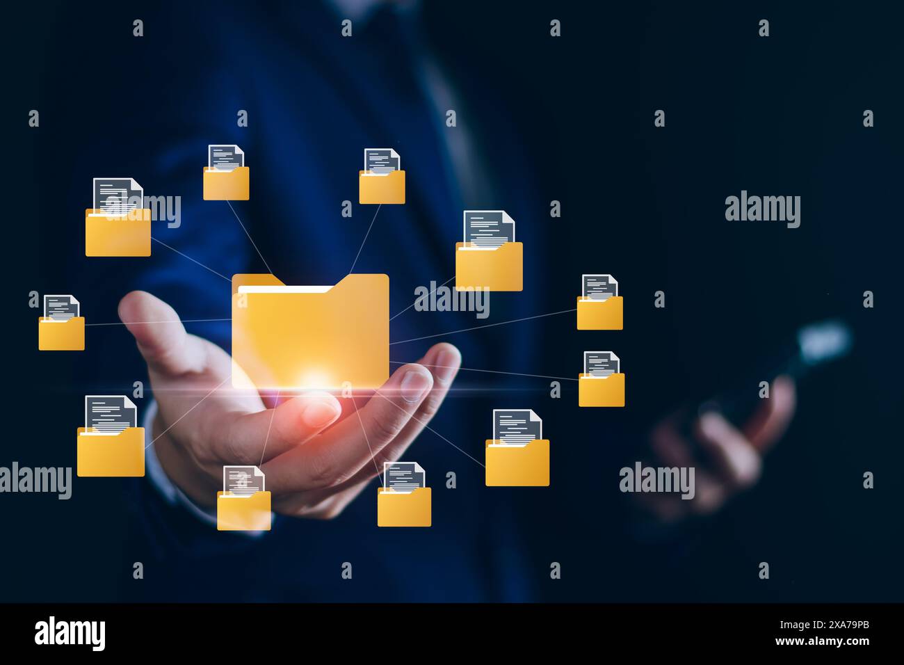 Dokumentenmanagement digitales Dokumentenmanagement papierloses Bedienkonzept, Geschäftsmann hält E-Dokument in der Hand und nutzt Technologie, um Dokumente online zu organisieren Stockfoto