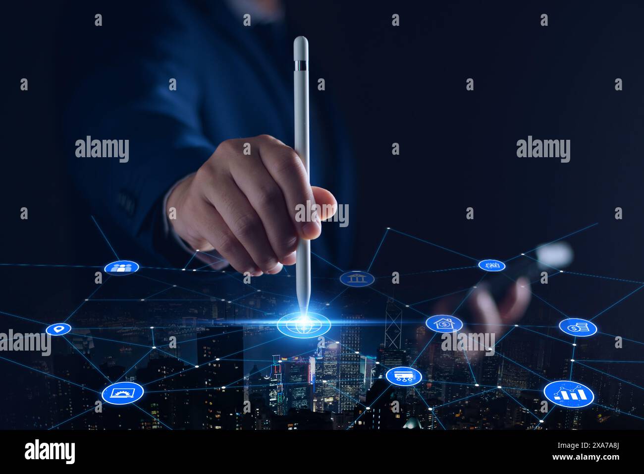 Online-Marketing-Unternehmensnetzwerk-Konzept. Geschäftsmann stellt eine Verbindung zum Unternehmensnetzwerk über das Internet her. Planen Sie Immobilieninvestitionen, analysieren Sie die Ma Stockfoto
