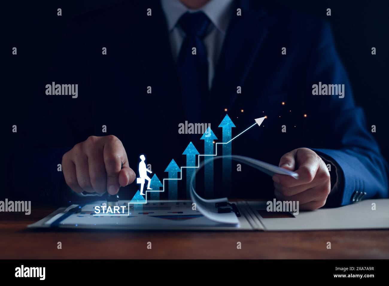 Unternehmensgründung. Geschäftsmann, der das Geschäftsziel berührt. Wachstum des Unternehmens, langfristige Investitionen, Marketinganalysen, Handel, Steigerung der Gewinne. Start Stockfoto