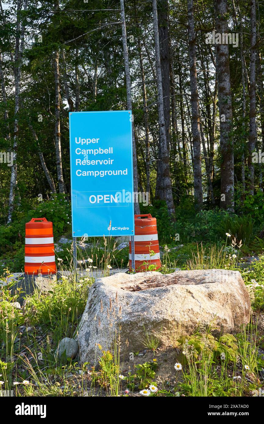 Großes blaues Schild mit weißen Buchstaben, das den Campbell Reservoir Campground neben zwei extra großen Sicherheitsmasten aufzeigt. Stockfoto