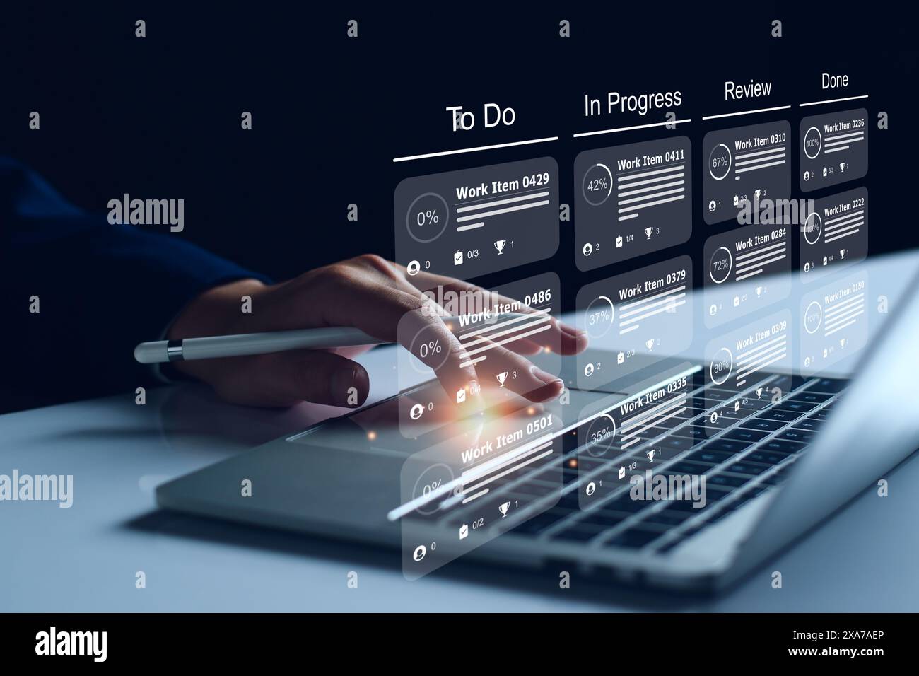 Agile Softwareentwicklung oder Projektmanagement mit Kanban- oder Scrum-Methodenplatinen auf dem Bildschirm. Prozesse, Arbeitsabläufe, visuelle Organisationstools und Stockfoto